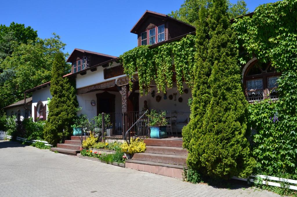 Widok na Dworek Św. Antoniego od strony ogrodu