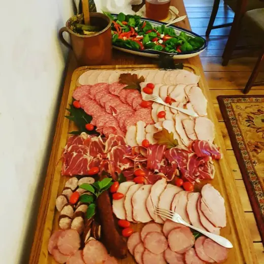 Deska wędlin i sałatka na stole