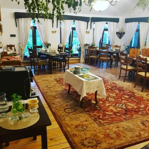 Sala jadalna z dywanem i nakrytymi stołami