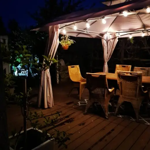 Taras pod altaną nocą