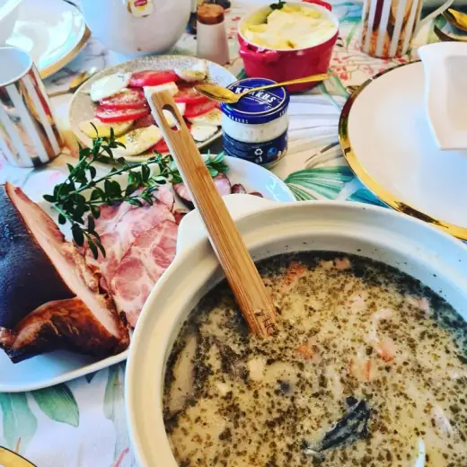 Zupa w wazie i nakryty stół