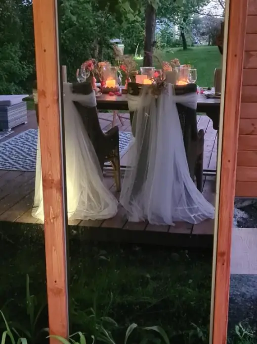 Stół udekorowany kwiatami i świecami