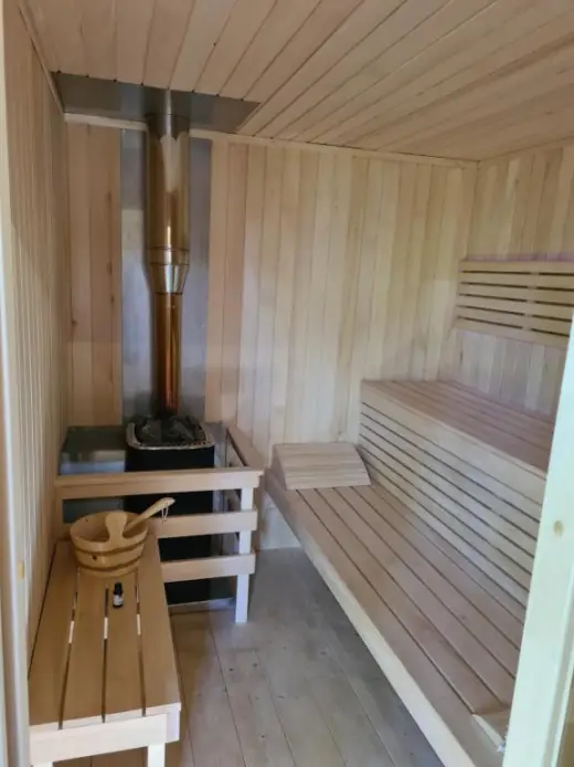 Sauna z drewnianymi ławami