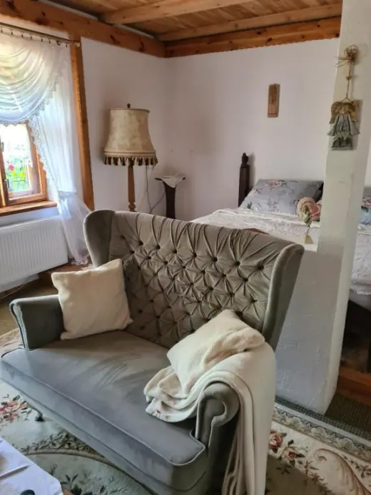 Pokój z tapicerowanym fotelem i lampą stojącą