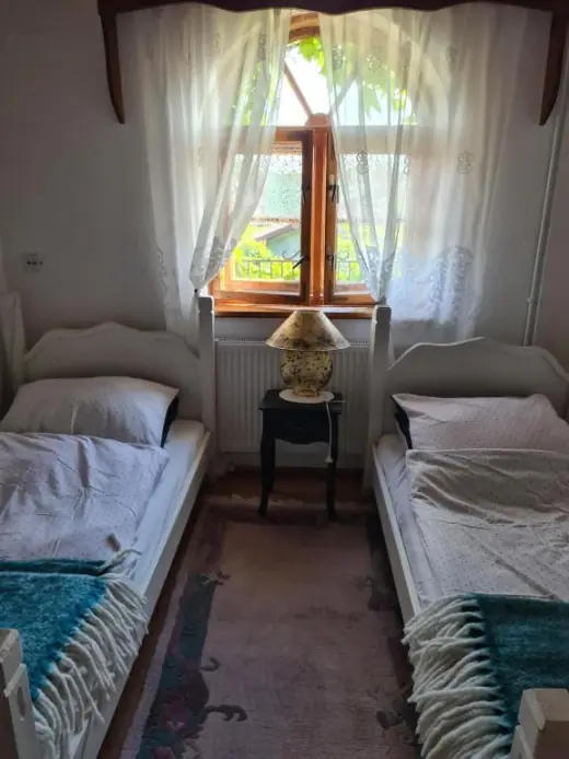 Pokój z dwoma pojedynczymi łóżkami pod oknem