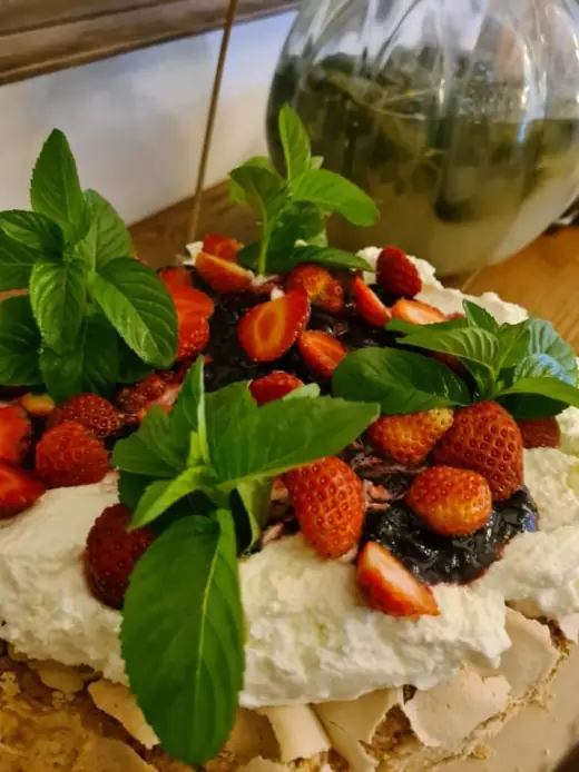 Beza z truskawkami i bazylią